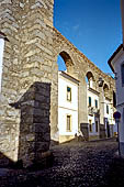 Evora - Aqueduto da gua de Prata. Abitazioni costruite all'interno delle arcate dell'acquedotto.